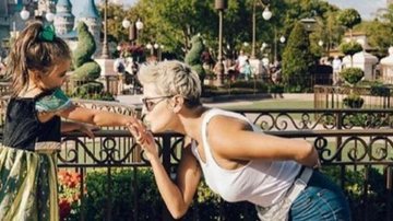 Deborah Secco está com Maria Flor na Disney - Reprodução/Instagram
