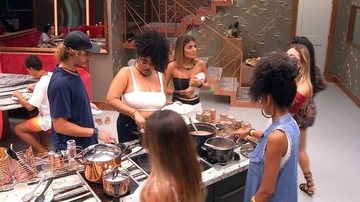 Brothers conversam na cozinha sobre a visita de Malvino Salvador - Reprodução/Rede Globo