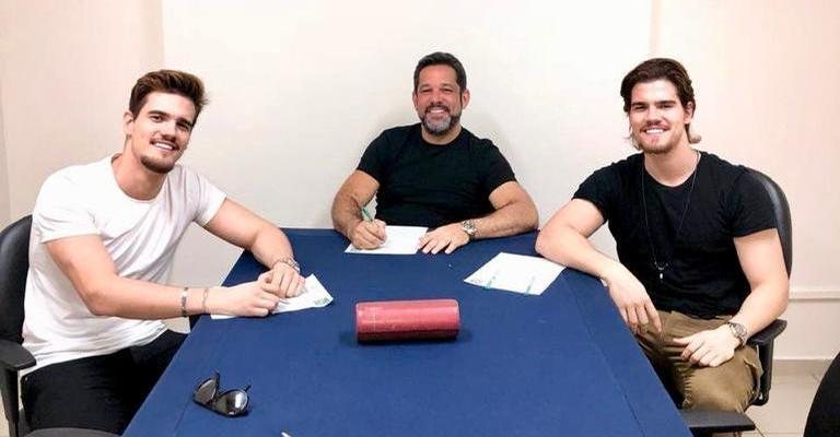 Breno e Caio César assinam novo contrato - Divulgação