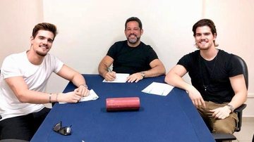 Breno e Caio César assinam novo contrato - Divulgação
