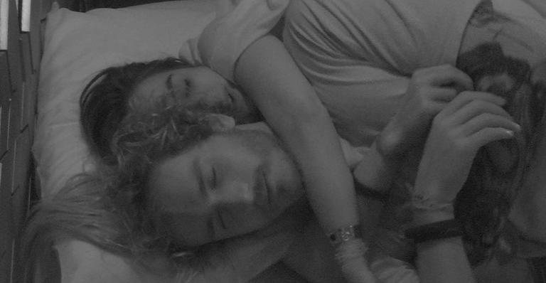 Alan e Carol dormindo juntos - Reprodução/TV Globo