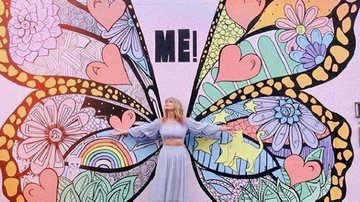 Taylor Swift posou em frente a um mural que combina com a nova música - Reprodução/ Instagram