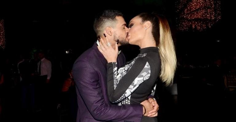 Casal foi visto aos beijos durante a festa de aniversário do modelo - Reprodução/Instagram