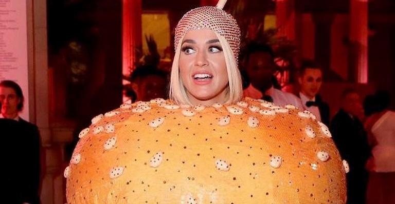 Katy Perry se vestiu de hambúrguer durante MET Gala 2019, na última noite de segunda 6. - Instagram/Reprodução