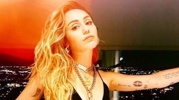 Miley Cyrus foi atacada por 'fã' na saída de hotel e é socorrida por seguranças - Reprodução/Instagram