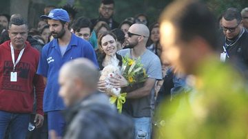 Namorada do jovem foi ao último adeus do companheiro - Divulgação/Brazil News/Amauri Nehn