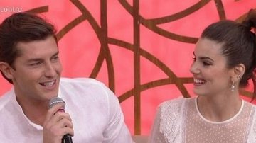 Camila Queiroz e Klebber Toledo - Reprodução TV Globo
