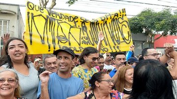 Fãs prestam apoio ao craque durante o julgamento - AgNews/Francisco Cepeda