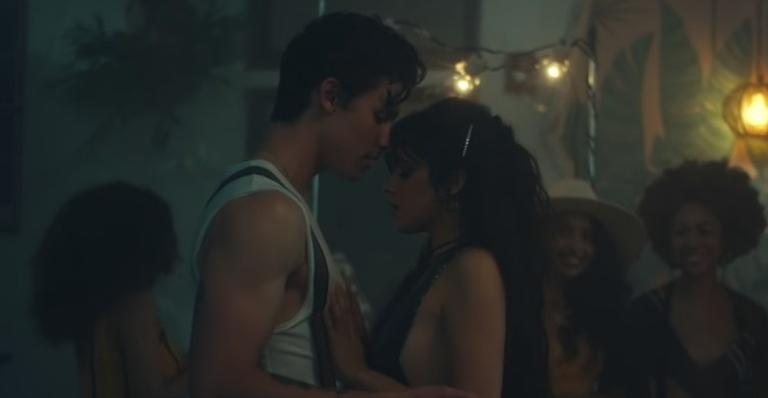 Shawn Mendes e Camila Cabello vivem um casal em ‘’Señorita’’ - Foto/Destaque Reprodução