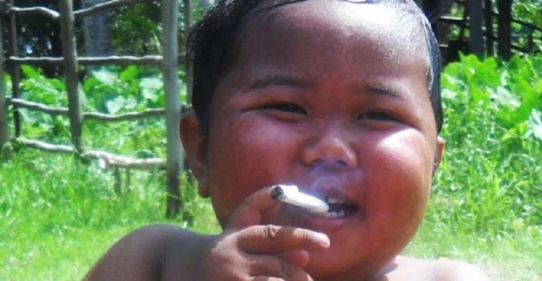 Ardi Rizal, o bebê fumante - Reprodução