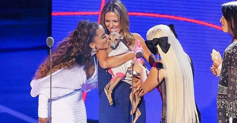 Anitta leva cachorro em premiação, é criticada e rebate - Manuela Scarpa/Brazil News