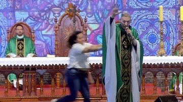 Padre Marcelo Rossi sendo empurrado em missa - Reprodução