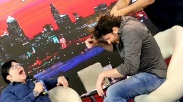 Danilo Gentili sendo agredido durante programa do Evê Sobral - Reprodução/Instagram