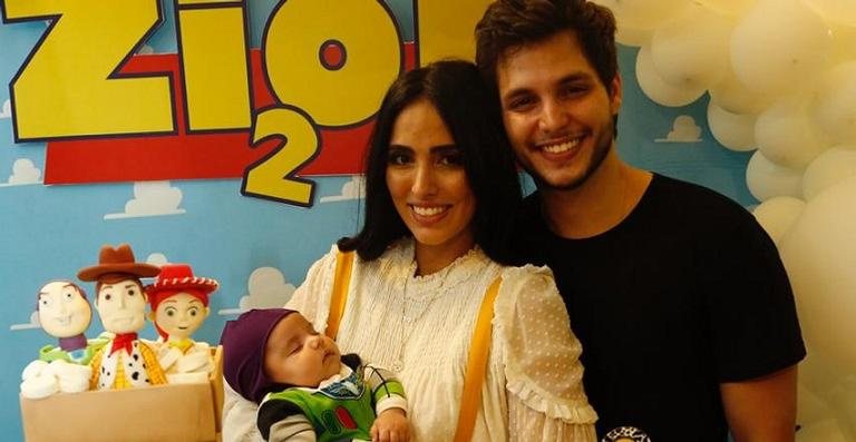 Jade Seba e Bruno Guedes com o filho Zion, de dois meses - Thais Galardi/Black Comunicação