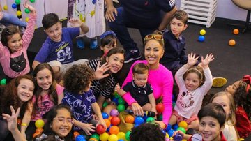 Sabrina Sato brinca com crianças - Thiago Duran/AgNews