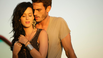 Katy Perry e John Kloss nas gravações do clipe Teenage Dream em 2010 - Divulgação