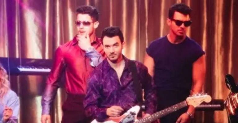Nick, Kevin e Joe Jonas no clipe "Only Human" - Reprodução