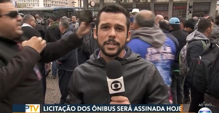 Manifestante invade entrada ao vivo - Reprodução/Globo