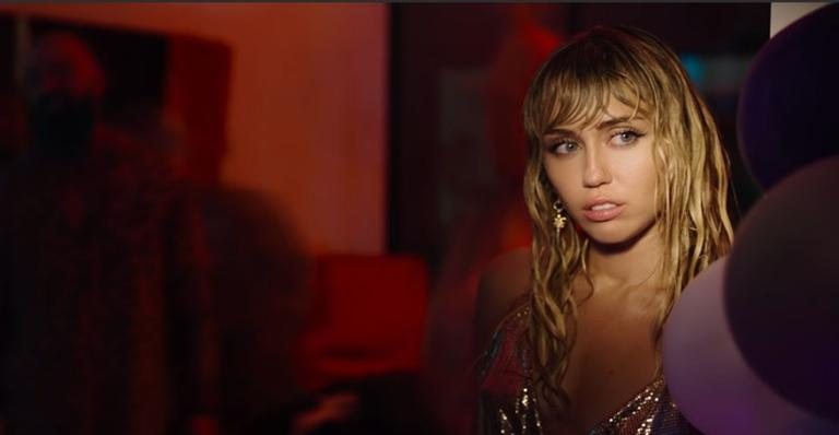 Miley Cyrus luta contra dor de término em festa no clipe de ''Slide Away'' - Foto/Reprodução