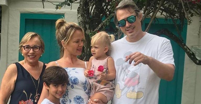 Eliana com a mãe, os filhos e o noivo Adriano Ricco - Reprodução/Instagram
