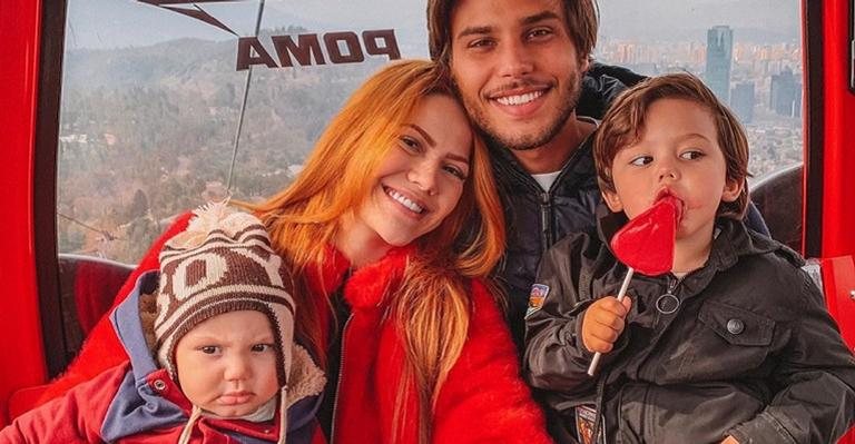 Sarah e Jonatahan Couto com os filhos José e João - Instagram/Reprodução