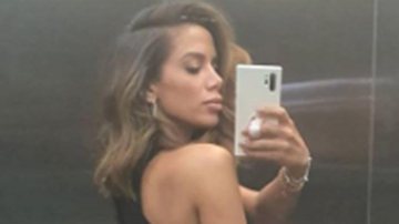 Solteira, Anitta empina o bumbum em noitada com os amigos - Reprodução/Instagram