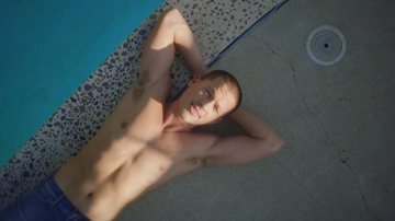 Charlie Puth está aproveitando a vida no clipe de ''Mother'' - Foto/Reprodução