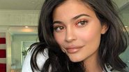 Kylie Jenner ensinando tutorial de maquiagem para fãs no seu canal do YouTube - Foto/Destaque Instagram