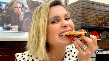 Flávia Alessandra comendo pizza em Nápoles, na Itália - Reprodução/Instagram