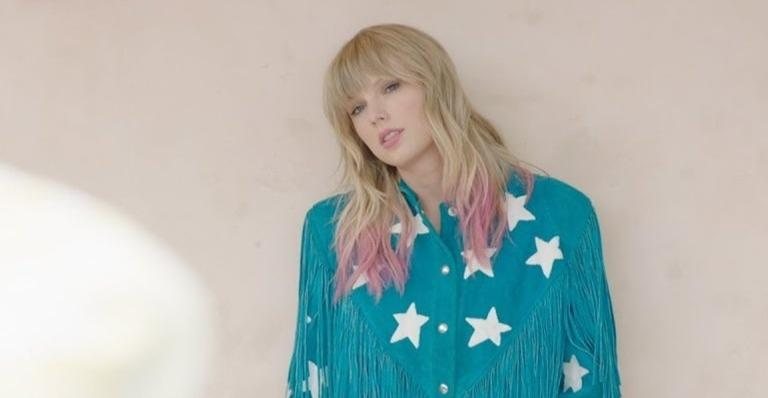 Taylor Swift durante a sessão de fotos do seu novo álbum, Lover - Foto/Reprodução Lover Photoshoot Behind Scenes
