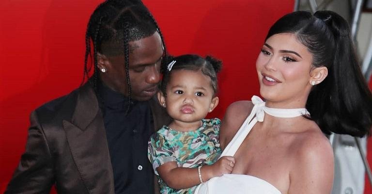 Kylie Jenner e Travis Scott são pais da pequena Stormi - Getty Images