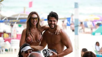 Nicole Bahls e Marcelo Bimbi curtindo uma praia no Rio de Janeiro - Dilson Silva/AgNews