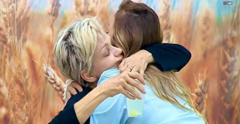Bifão abraça Andréa Nóbrega no aniversário da peoa - Reprodução/Record