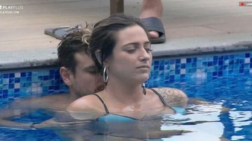 Guilherme e Tati trocam carícias na piscina do reality. - Foto: Divulgação/PlayPlus