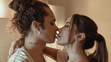 Anitta e Vitão em foto promocional do clipe da música 'Complicado' - Divulgação