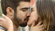 Rock (Caio Castro) rouba beijão de Joana (Bruna Hamú) - Reprodução