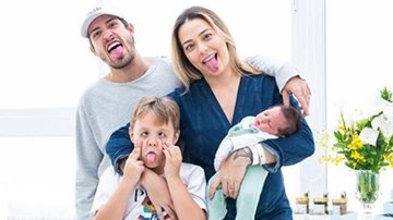Carol Dantas e Vinicius Martinez comemoram um mês do filho - Instagram Estúdio Katia Rocha Fotógrafa