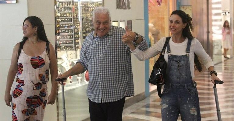Antônio Fagundes e Alexandra Martins em shopping do Rio de Janeiro - RODRIGO ADÃO/AGNEWS