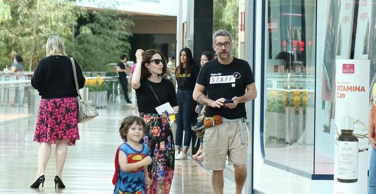 Karen Brusttolin e Alexandre Nero passeando com o filho mais velho em shopping - Fábio Moreno/Agnews