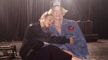Miley Cyrus e Cody Simpson durante encontro nos bastidores da Bangerz Tour, 2011 - Foto/Instagram