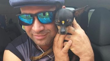Evandro Santo e seu cachorro, durante uma viagem de trabalho! - Foto/Instagram
