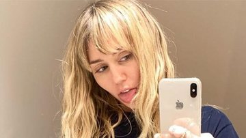 Miley Cyrus posta clique de calcinha em frente ao espelho: ''Ainda está na moda?'' - Reprodução/Instagram