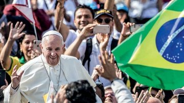 Papa é ovacionado ao circular entre fiéis na cerimônia - Getty Images