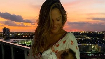 Claudia Leitte compartilha clique amamentando Bella - Instagram