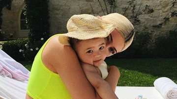 Filha de Kylie Jenner explode o fofurômetro com look da mãe - Instagram