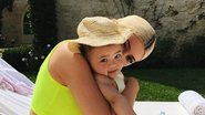 Filha de Kylie Jenner explode o fofurômetro com look da mãe - Instagram
