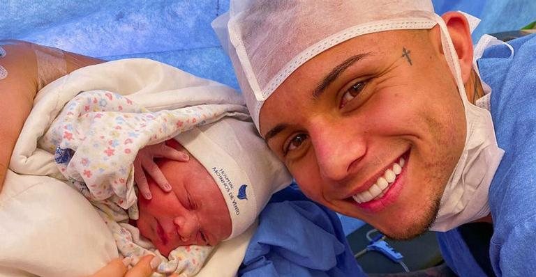 Everton Cebolinha com o filho recém-nascido, Pedro - Reprodução/Instagram