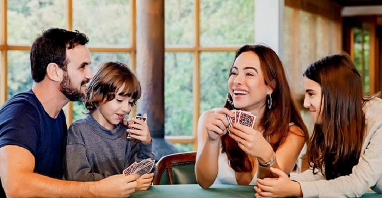 A família se diverte com jogos e brincadeiras a quatro - Danielle Paiva