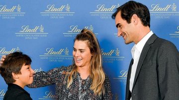 Em Zurique, na Suíça, José e Carol conhecem Roger Federer durante visita a famosa chocolateria - Divulgação