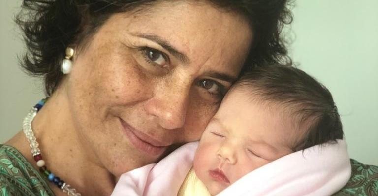 Mãe de Rafa Vitti paparica muito a netinha, Clara Maria - Reprodução/Instagram